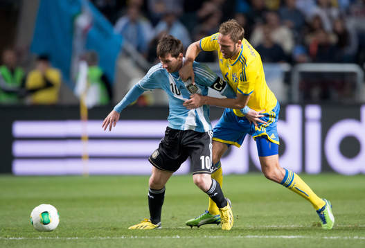 Andreas Granqvist,  Sverige, försöker stoppa Lionel