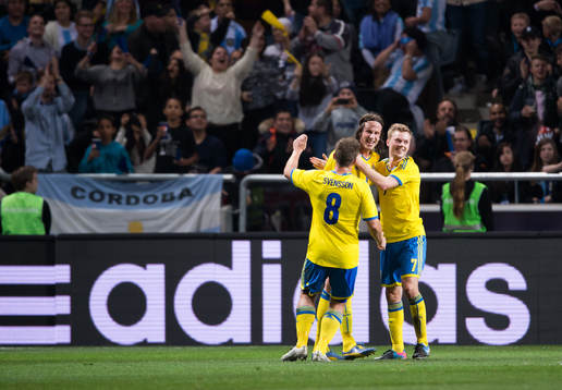 Jonas Olsson, Sverige, gör 1-1, jubel