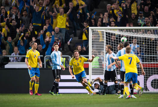 Jonas Olsson, Sverige, gör 1-1, jubel