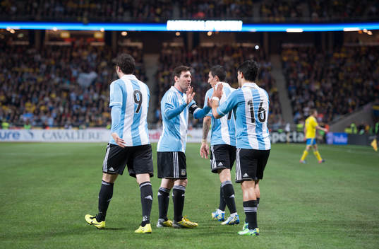 Sergio Aguero, Argentina gör 1-2, jubel Lionel Messi