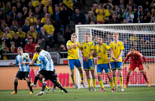 Lionel Messi, Argentina, slår en frispark mot Sverige