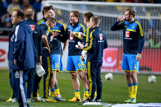 Kim Källström, Andreas Granqvist,  Sverige, dricker vatten