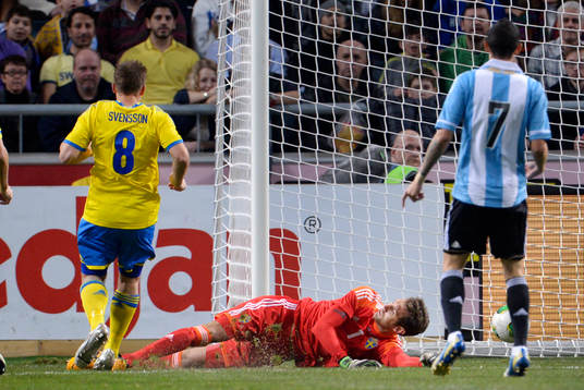 Andreas Isaksson, målvakt, Sverige, släpper in 0-1