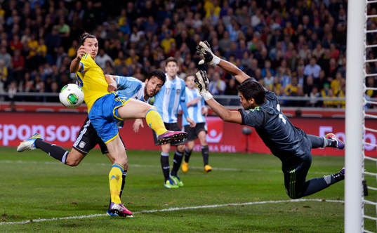 Zlatan Ibrahimović, Sverige, är nära att göra mål,