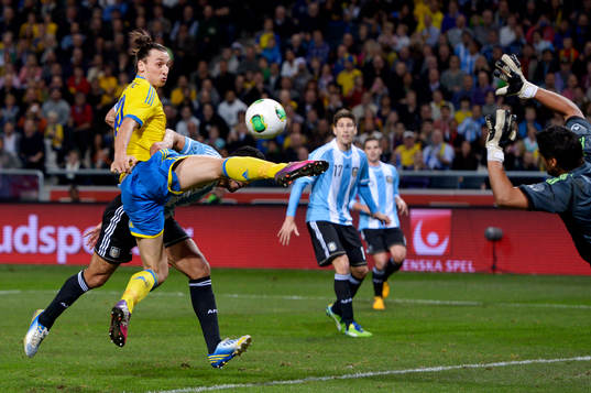 Zlatan Ibrahimović, Sverige, är nära att göra mål,