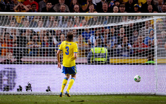 Jonas Olsson, Sverige, ser en boll gå i mål