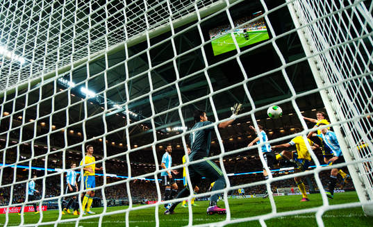 Jonas Olsson, Sverige, nickar in 1-1 bakom Sergio Romero,