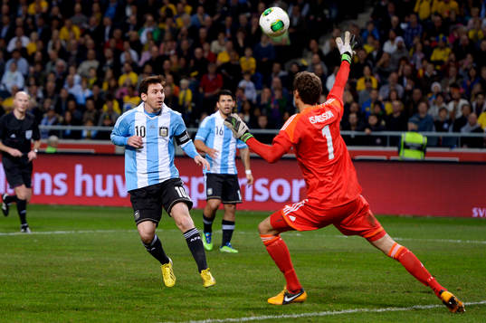 Lionel Messi, Argentina, chippar över Andreas Isaksson,