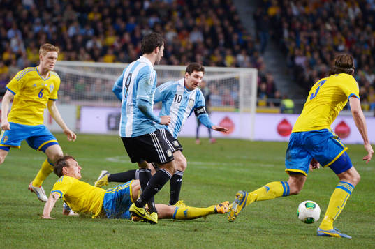 Lionel Messi på framfart. Kim Källström försöker