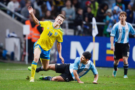 Sergio Aguero, glidtacklar Alexander Kačaniklić, Sverige