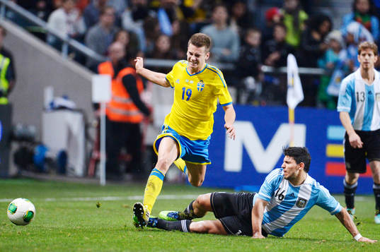 Sergio Aguero, glidtacklar Alexander Kačaniklić, Sverige
