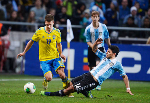 Sergio Aguero, glidtacklar Alexander Kačaniklić, Sverige