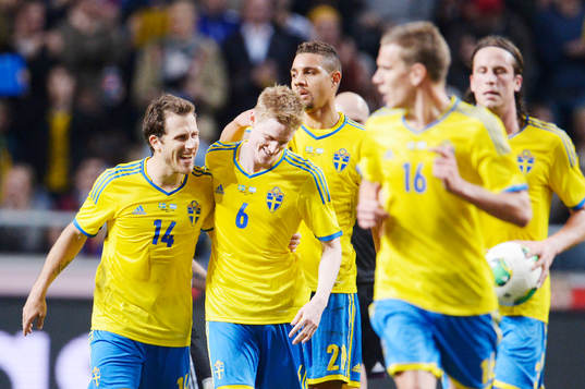 Rasmus Elm grattas av Tobias Hysén