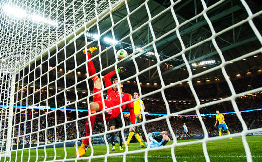 Andreas Isaksson, målvakt, räddar bollen på mållinjen