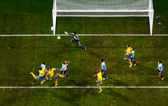 Jonas Olsson, Sverige, nickar in 1-1 bakom Sergio Romero,