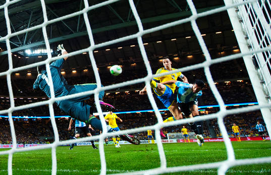 Zlatan Ibrahimovic, Sverige, oroar framför Sergio Romero,