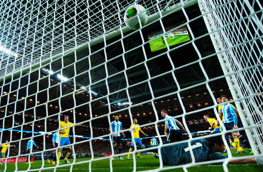 Jonas Olsson, Sverige, nickar in 1-1 bakom Sergio Romero,