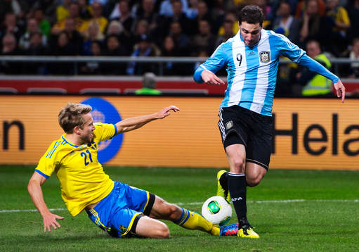 Adam Johansson, Sverige, stoppar Gonzalo Higuain, Argentina