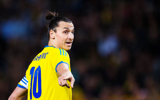 Zlatan Ibrahimovic, Sverige, pekar med fingret