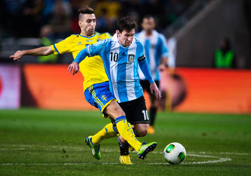 Jimmy Durmaz, Sverige, tacklar Lionel Messi, Argentina