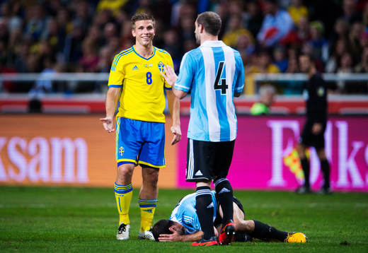 Anders Svensson, Sverige, argumenterar med Pablo Zabaleta,