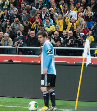 Lionel Messi, Argentina, skall lägga en hörna, en liten