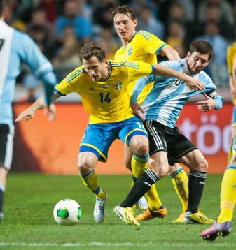 Tobias Hysén, Sverige, tar bollen från Lionel Messi,