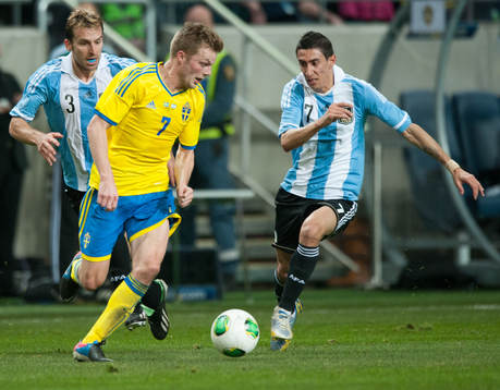 Sebastian Larsson, Sverige, mot Angel di Maria, Argentina