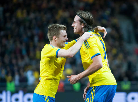 1-1, Jonas Olsson, Sverige, grattas av Sebastian Larsson