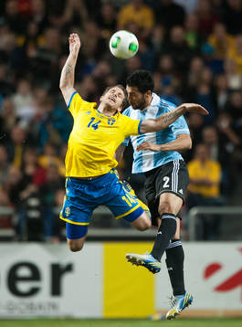 Tobias Hysén, Sverige nickduellerar med Ezequiel Garay,