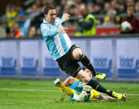 Mikael Lustig, Sverige, kapar Gonzalo Higuain, Argentina