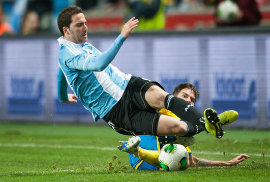 Mikael Lustig, Sverige, kapar Gonzalo Higuain, Argentina