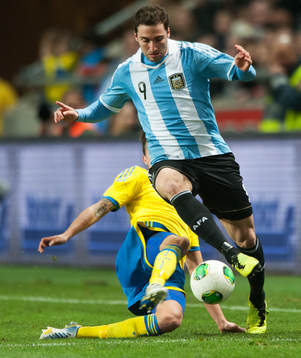 Mikael Lustig, Sverige, kapar Gonzalo Higuain, Argentina