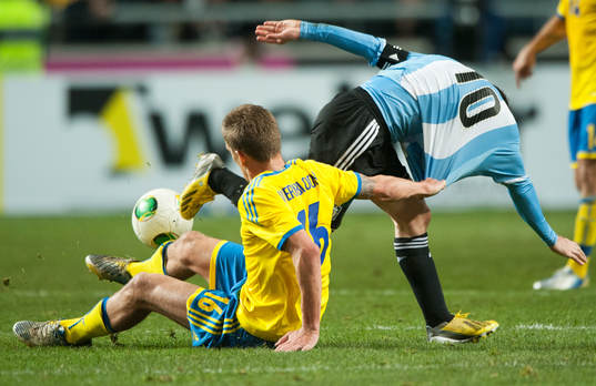 Pontus Wernbloom, Sverige, drar Lionel Messi, Argentina, i