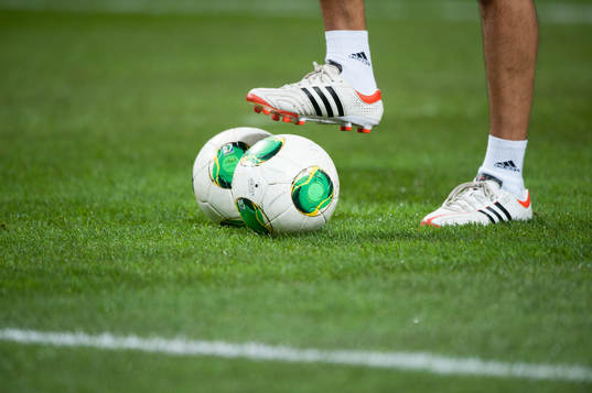 Fotbollar, fotboll, gräs, fotbollsskor, Adidas