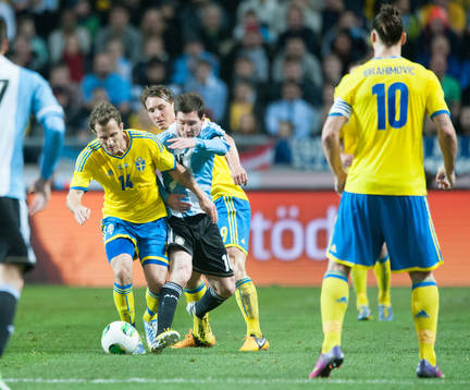 Tobias Hysén, Sverige, tar bollen från Lionel Messi,