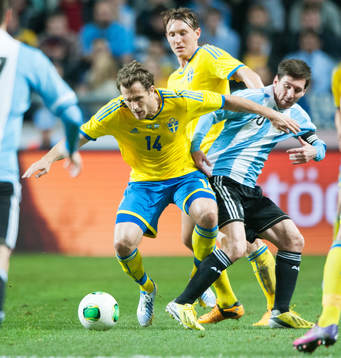 Tobias Hysén, Sverige, tar bollen från Lionel Messi,