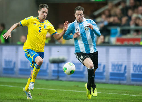 Mikael Lustig, Sverige, kapar Gonzalo Higuain, Argentina