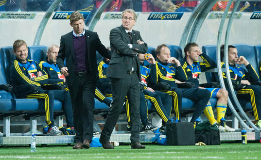 Marcus Allbäck och Erik Hamrén och på bänken längst