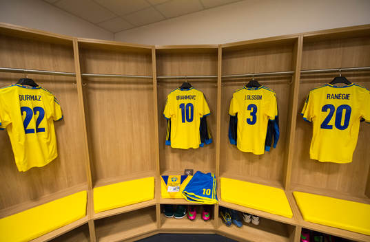 Sveriges matchtröjor i omklädningsrummet