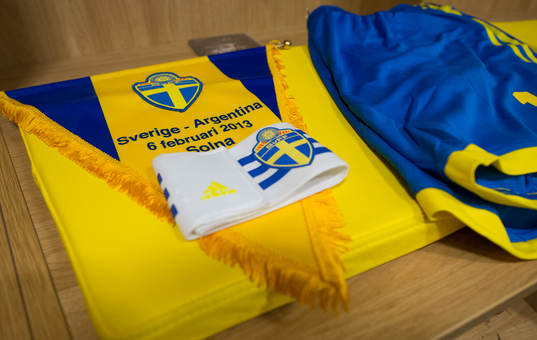 Sveriges matchtröjor i omklädningsrummet