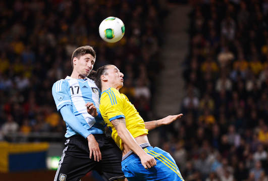Federico Fernandez i nickduell med Zlatan Ibrahimovic