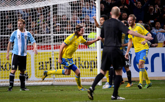 Jonas Olsson,Sverige, gör 1-1 och jublar
