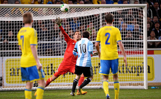Lionel Messi, Argentina, chippar över Andreas Isaksson,