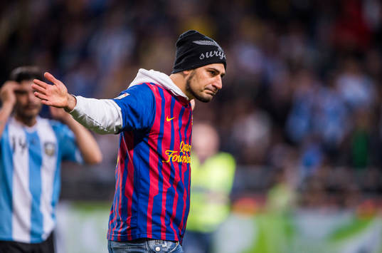 Supportern som sprang in och kramade Lionel Messi, Argentina