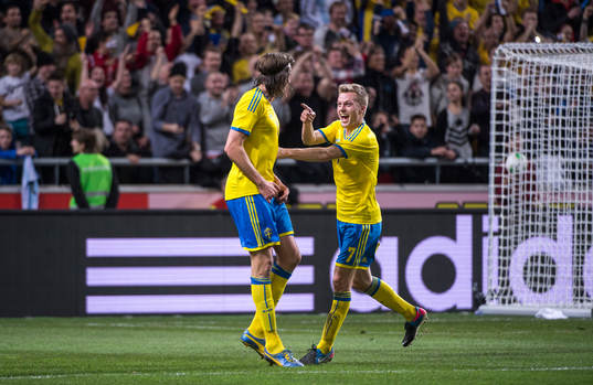 Jonas Olsson och Sebastian Larsson jublar tillsammans