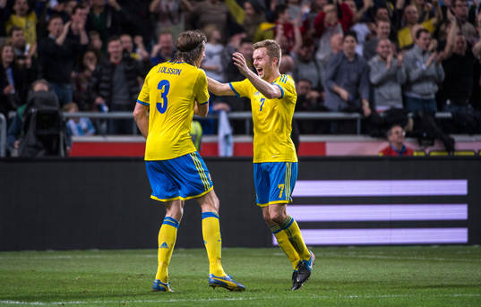 Jonas Olsson och Sebastian Larsson jublar tillsammans