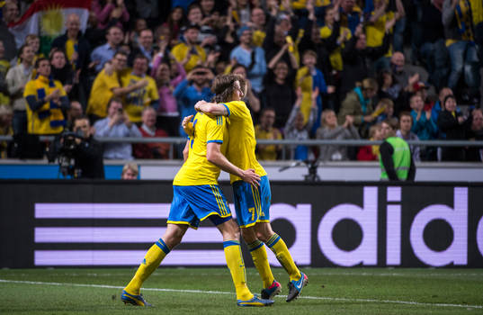 Jonas Olsson och Sebastian Larsson jublar tillsammans