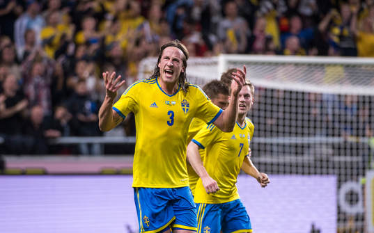 Jonas Olsson jublar mot publiken