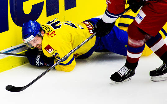 Niklas Persson, Sverige, tacklas in i sargen av, Lukas